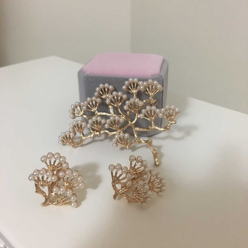Vintage style earring with brooch